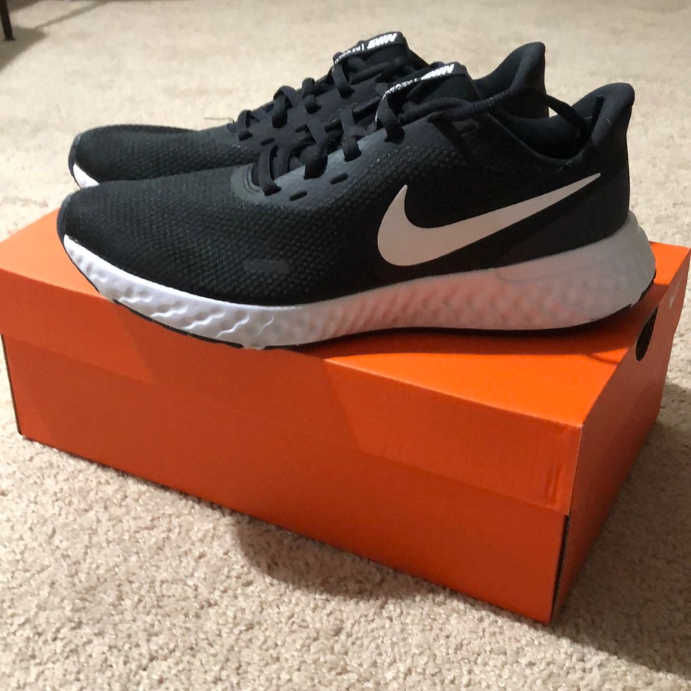 Nike Women’s Revolution 5 running shoe Size 8 1/2